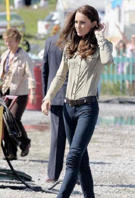 凯特穿西裤“显腿细”,却被梅根竹竿腿超越,网友:凯特比例不好