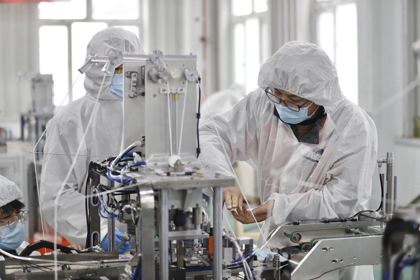  [工作人员]直击三枪转产口罩现场！日产量有望达到500万只