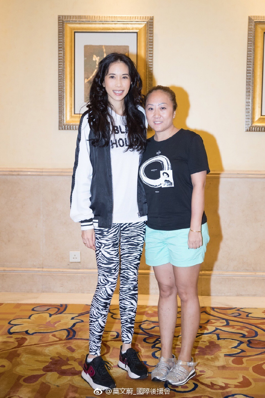 太辣眼睛了!莫文蔚花纹打底裤穿出大妈气质,网友:相信你48岁