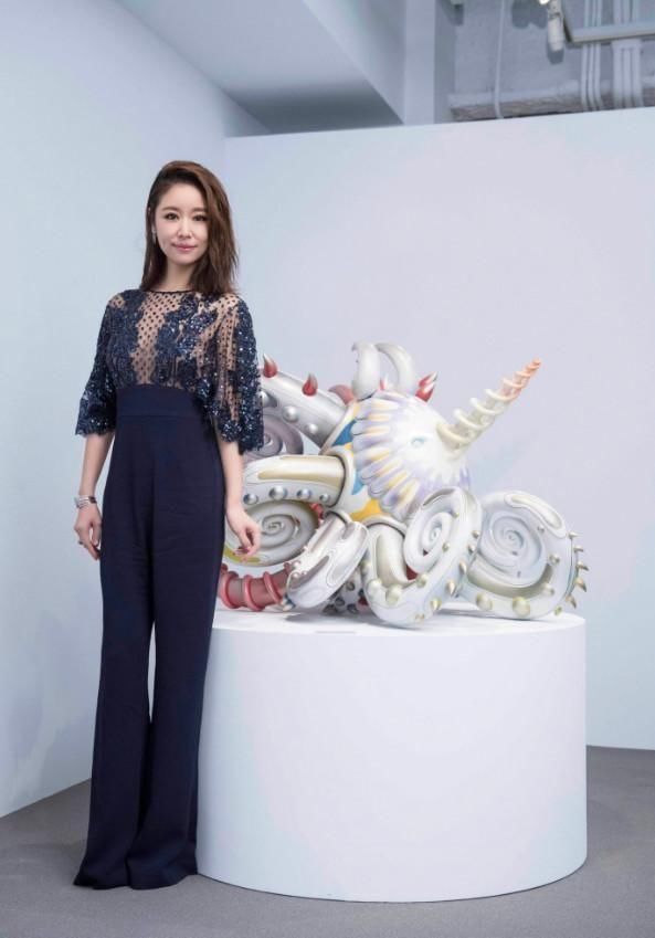 林心如穿上无袖裙，手臂这么粗!网友:抱孩子变粗的，明星也一样