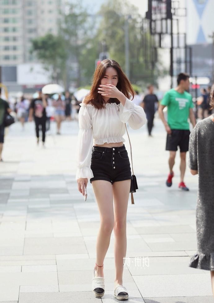 街拍美女合集:露腿的长腿小姐姐走哪都好吸睛!