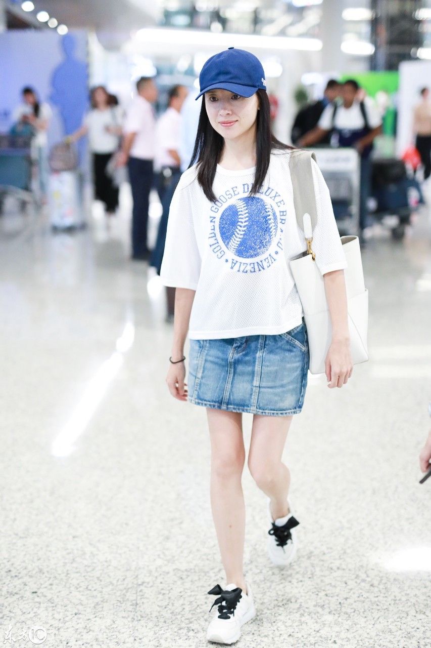 董洁现身机场，素颜很美