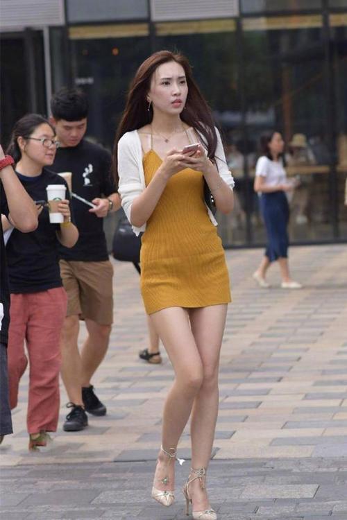 街拍:高挑紧身裙美女,逆天大长腿很吸睛,转身的时候寻亮点!