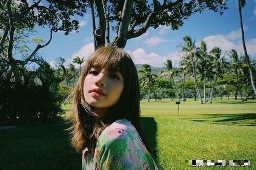  『十足』Lisa化身海岛少女＂红绿扎染上衣+牛仔热裤＂风情十足！