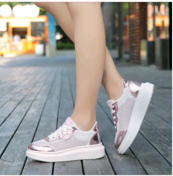 我就奇怪了，为什么女人都喜欢出小白鞋，看完才明白了