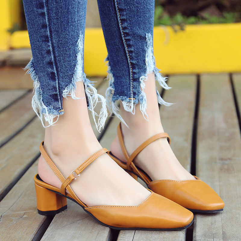 原来女人光脚穿凉鞋，这么美!每一步都风情万种