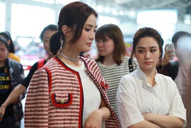 阿sa阿娇机场同框：一个像女王一个像助手，网友：都是衣品惹的祸