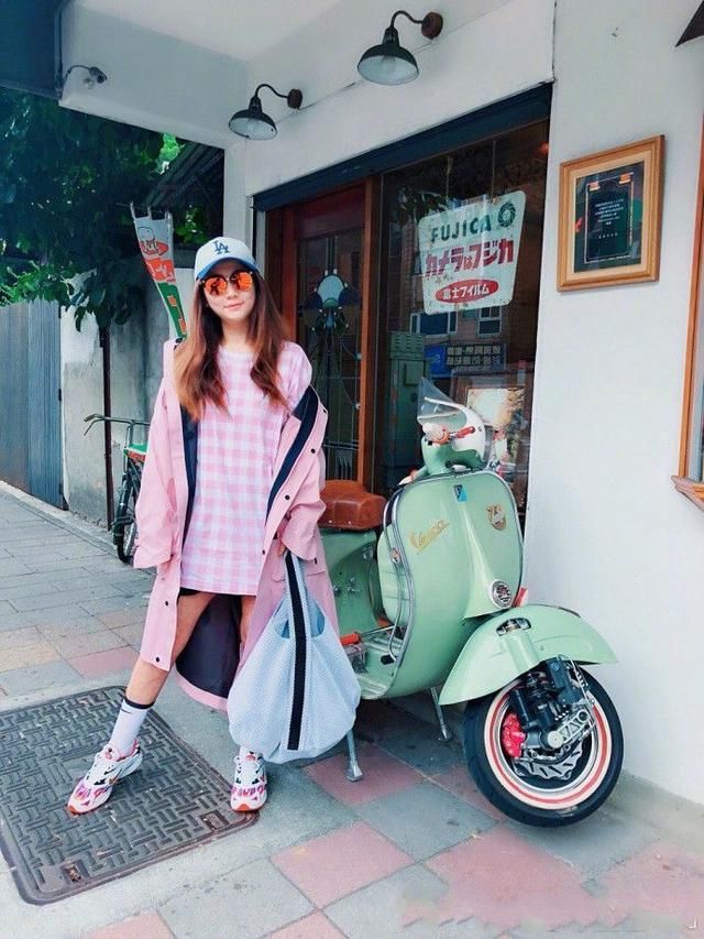 Selina顶着高温去旅游，网友：伤疤腿能受得了？