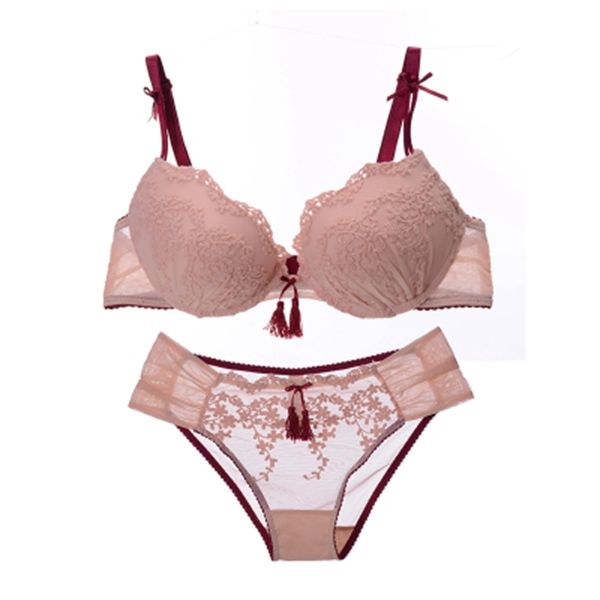 把旧款纯棉文胸三角裤全扔了,入手今年流行的几款蕾丝,款款洋气