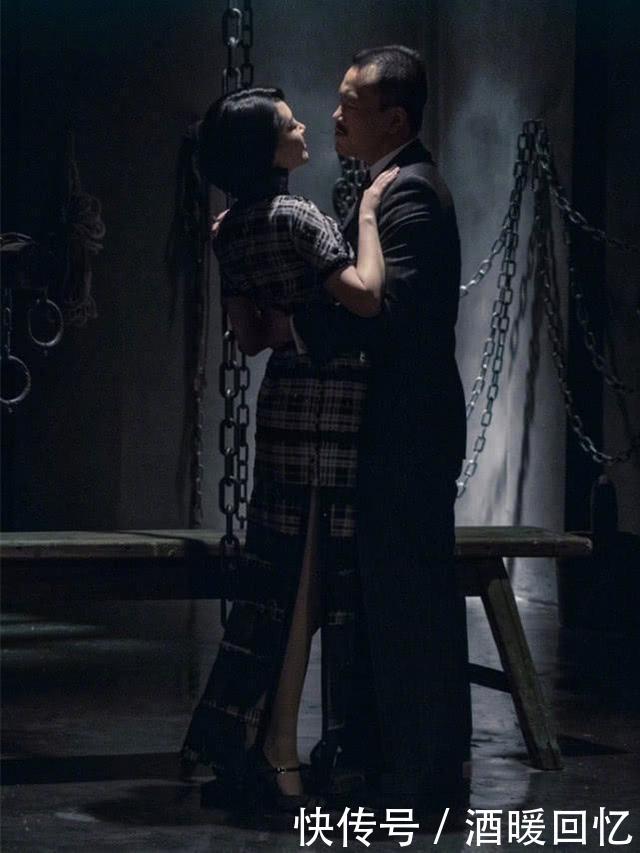 许晴真厉害! 穿的开叉旗袍都快摇摇欲坠 网友: 这尺寸就没人管管?