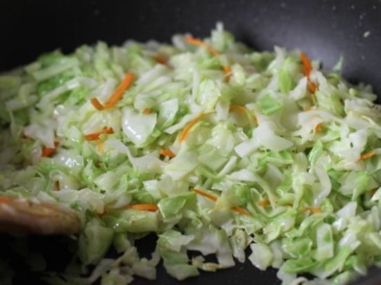 「虾皮粉」卷心菜炒蛋加点这一调味料，提味儿又补钙，一次吃一大盘都不腻味