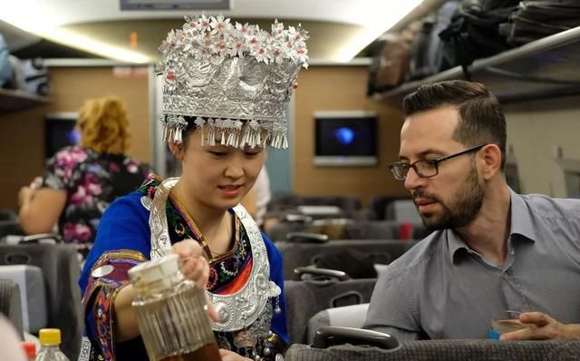 一大波外国友人登上高铁后，反应是……