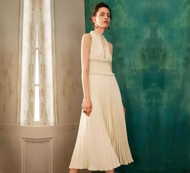 给我一条这样的吊带裙，我带你玩转整个夏天!