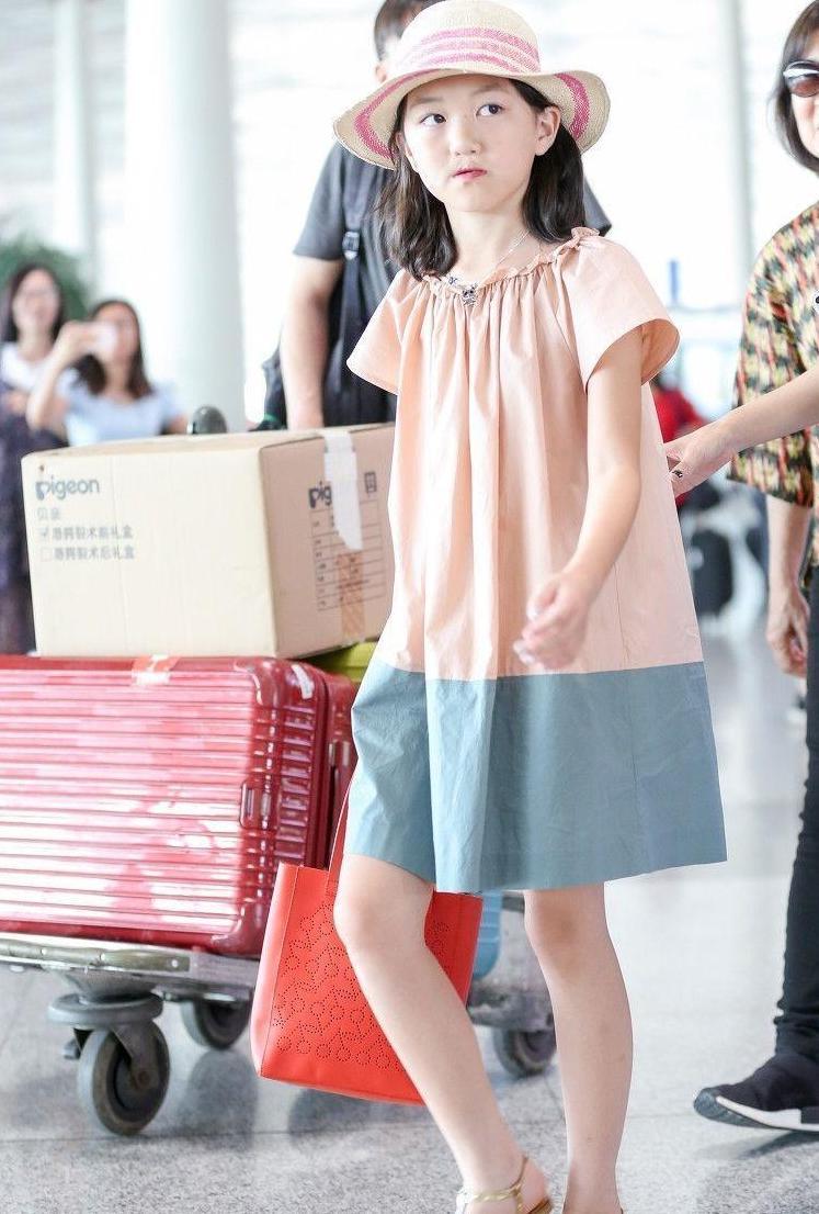 李嫣太成熟了, 才12岁只穿个超大t恤, 手上包更是“贵妇”级别