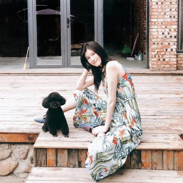 何穗穿渐变色抹胸裙，皮肤白到反光，网友：这气质简直了！