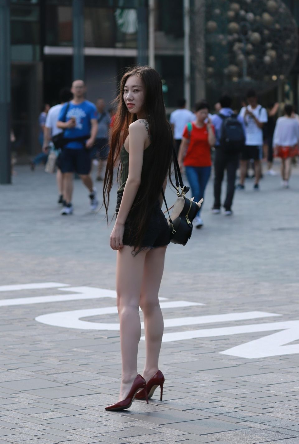街拍：逛街时遇到一位红色高跟鞋的长腿姑娘，身材真好