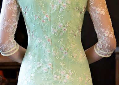 这么穿旗袍的女人，不可多见!婀娜的身姿，配，一抹淡妆容，甚美