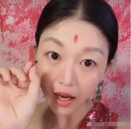 原来好看的脸都是画出来的，泰国人妖也不例外！全是假的！