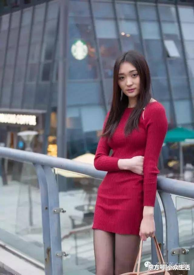 街拍:步行街上的妙龄小姐姐，黑丝袜配细高跟凸显强烈的质感