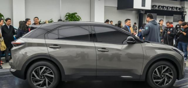 #媲美#全球第一款“透明A柱”SUV,还有3个大屏媲美奔驰,仅售13.98w