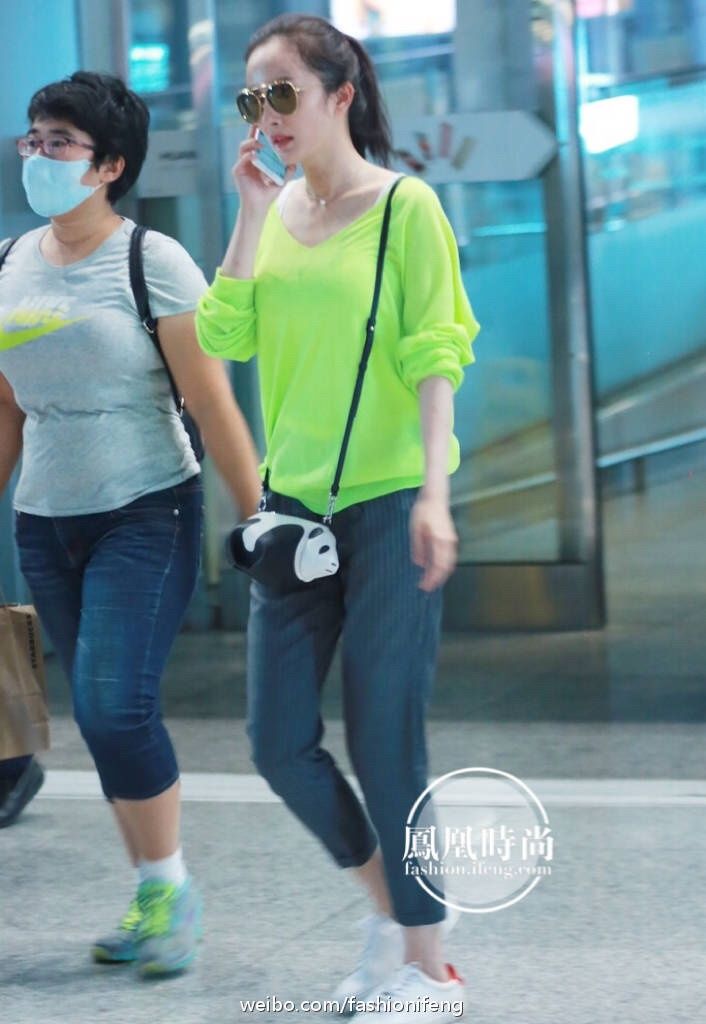 49岁的王菲和杨幂同穿荧光绿，天后和辣妈果然不一样，气场差太多