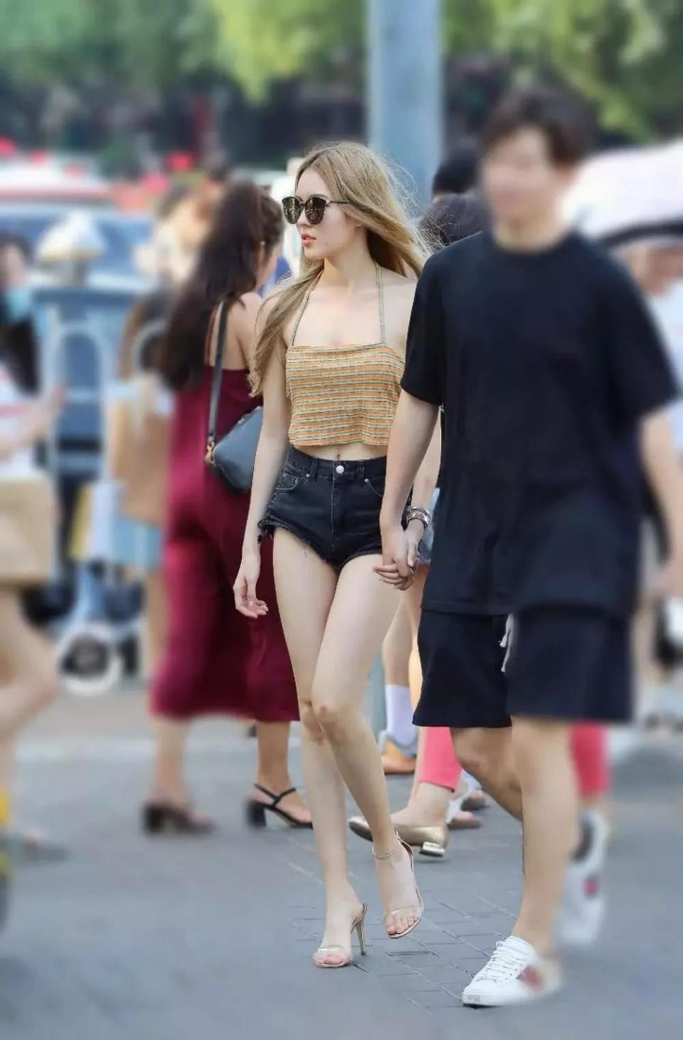 街拍美女:露背吊带美女尽显傲人身材 旁边的男友是不是太紧张了