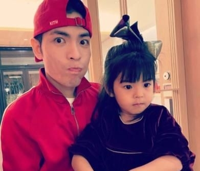 「生日」贾静雯和林熙蕾同时晒萧敬腾与女儿合照 纷纷送上生日祝福