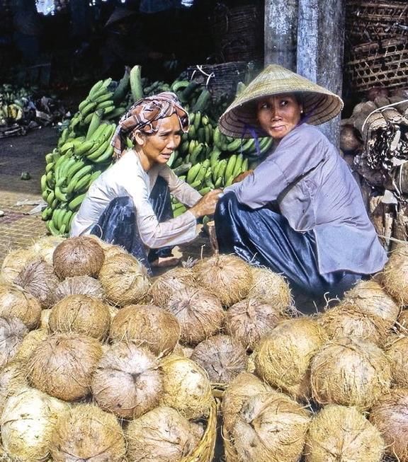 老照片：1969年的越南，芹苴市马路市场上的各种路边摊