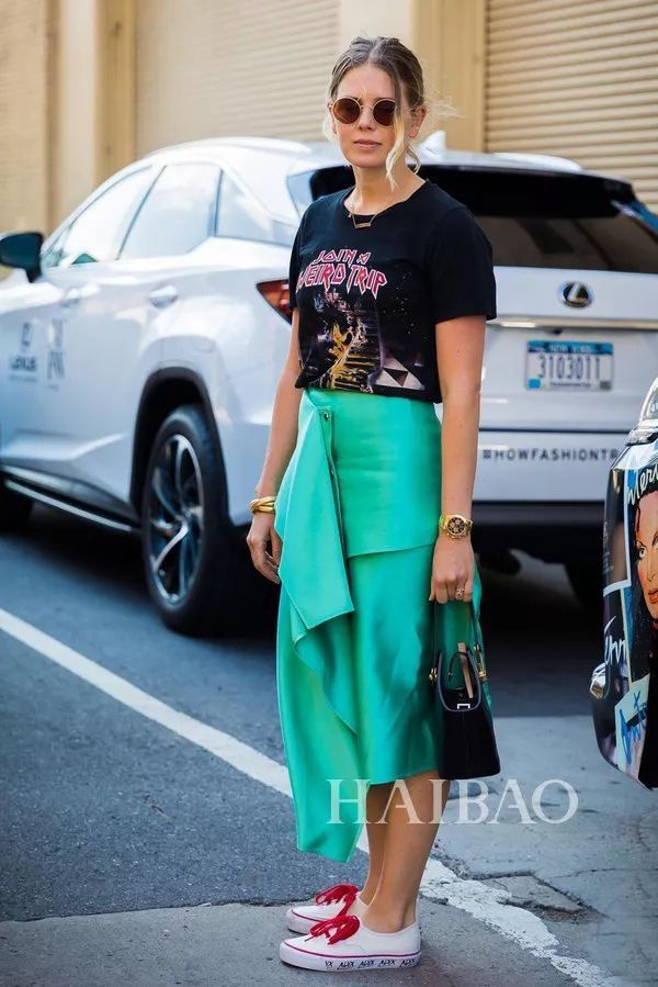 好看| 各种场合都能Hold住的“Tee+过膝裙”，包你时髦一整夏!