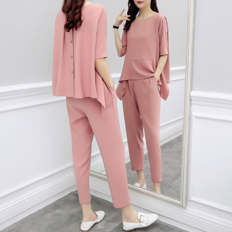 女人过了30岁，就穿俏皮套装+高跟，洋气减龄像18少女