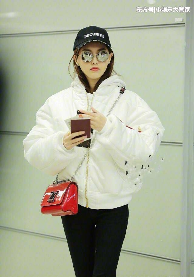 唐嫣穿一万三的棉服，撞衫167的景甜，高了5厘米居然输在腿上