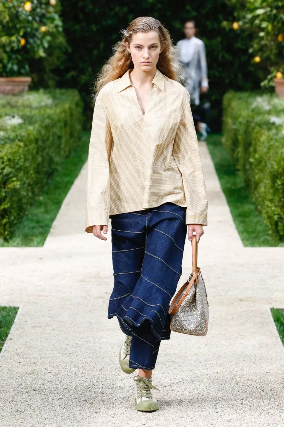 娜扎预测黄铜包边帆布鞋将成爆款，Tory Burch把浪漫融入运动风!