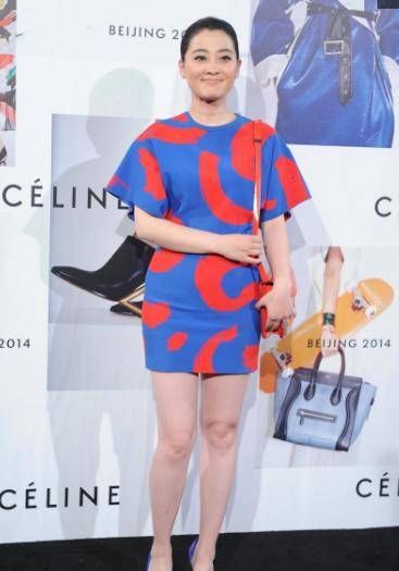 梅婷够真实的，小肚腩大象腿不掩饰就出来了，网友:自信女人最美