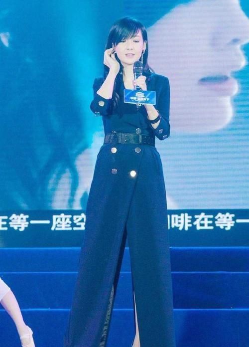粉色■穿粉色西装配格纹短裙，52岁美回24岁，周慧敏真是美人胚子