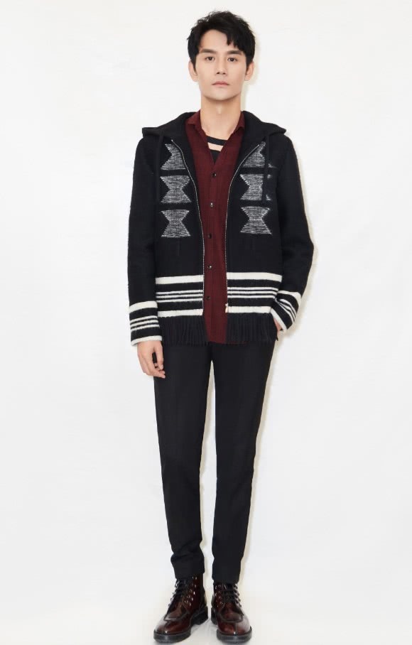 “番茄炒蛋”穿搭太火热，连王凯都忍不住穿上身，真是紧追潮流！