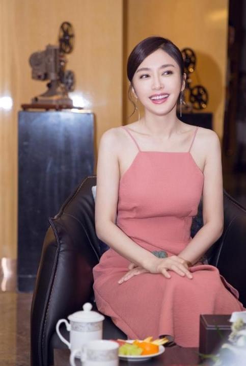 同穿粉色裙，吴谨言清纯活泼，秦岚端庄优雅，而她却土的不像话！