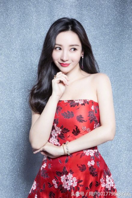 柳岩中国风抹胸短裙写真曝光 香肩美腿性感迷人