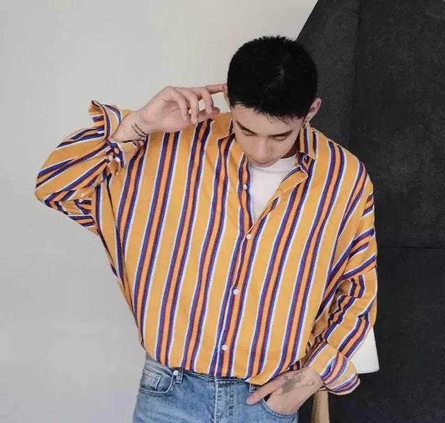 「条纹」距离征服春夏穿搭,就差一件条纹单品的距离