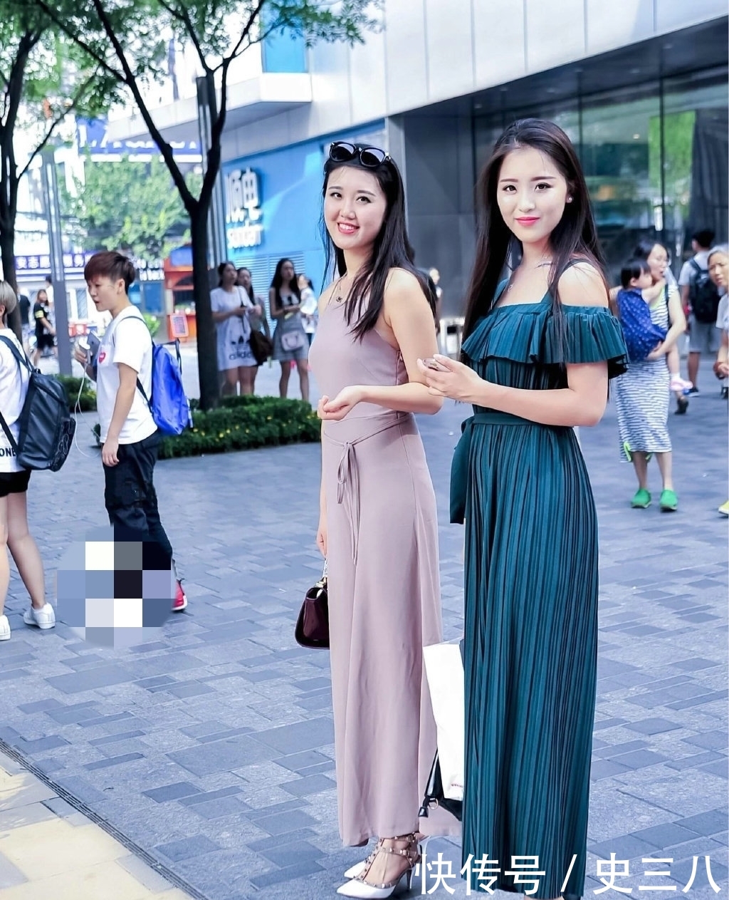 漂亮@两位漂亮的美女,站立街头宛如一对姐妹花,性感优雅