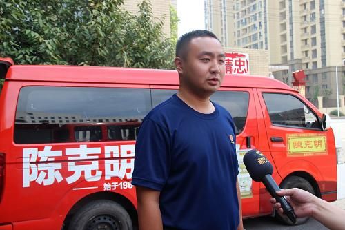 女孩送消防队1000斤面条作为国庆节礼物,致敬