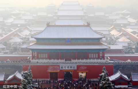 北京初雪后颜值大增 市民游客赏雪景