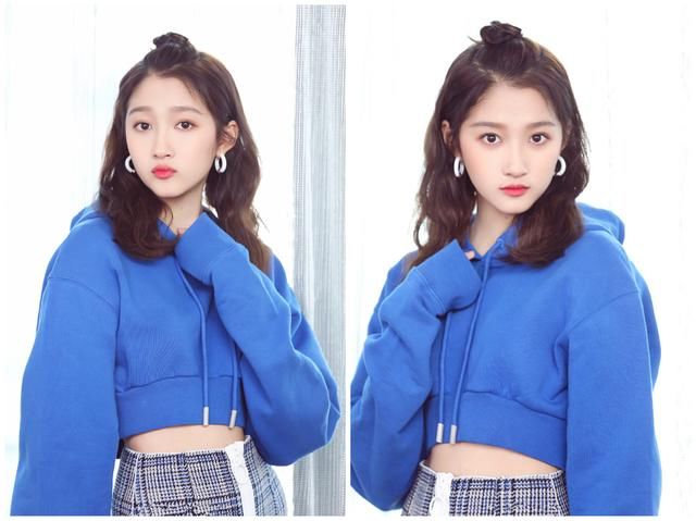 关晓彤不得了！35度高温穿起了毛衣，网友：空调关了你试试