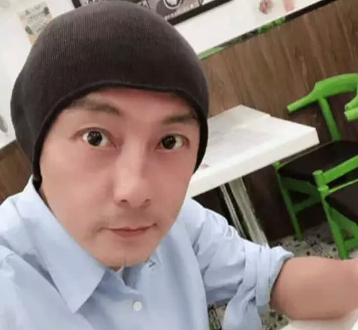 娱乐圈又一位明星吸毒？张卫健深夜回应，一张照片狠狠打脸谣言者