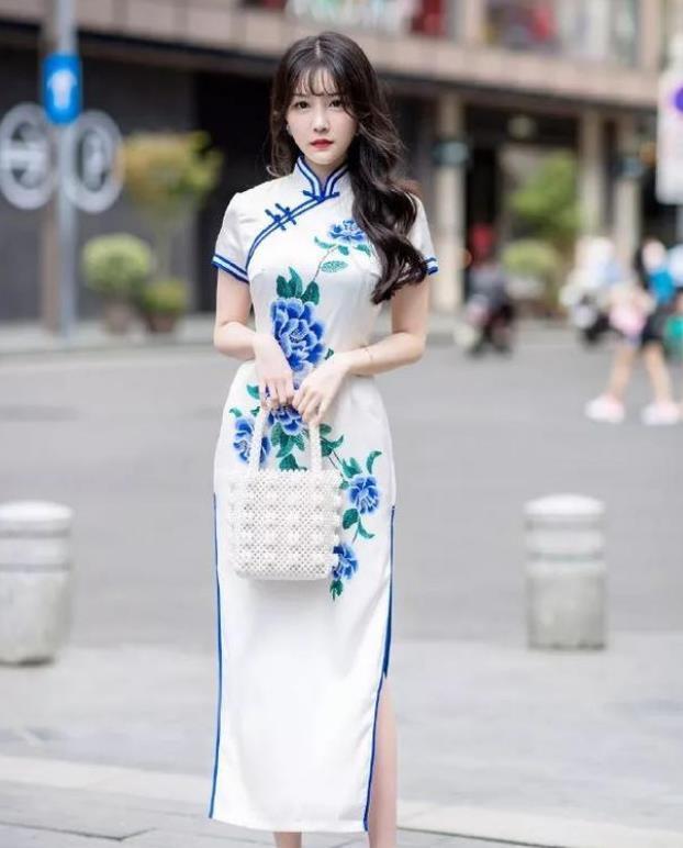 美女■街拍:艳若桃李的美女,一条红色的连衣裙,时尚女性魅力
