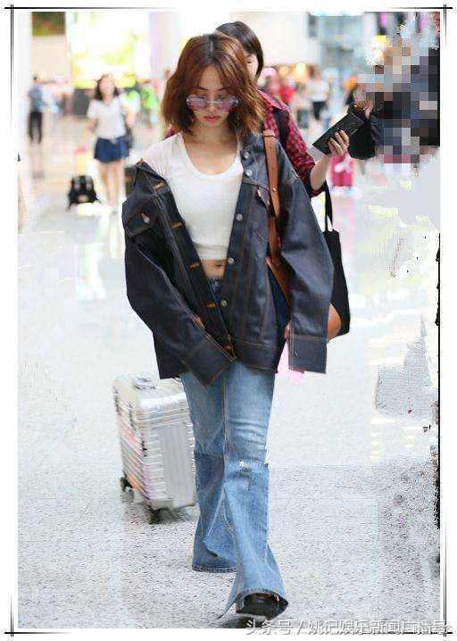 蔡依林为炫腹够拼！穿露脐装就算了还披外套，网友：还不如不露