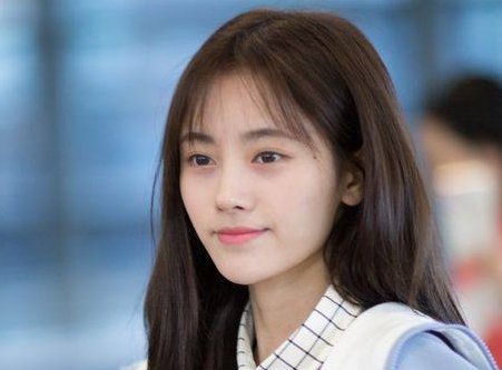 杨颖鞠婧祎同穿超短裤，一个大长腿，一个兔子腿，这差别尴尬