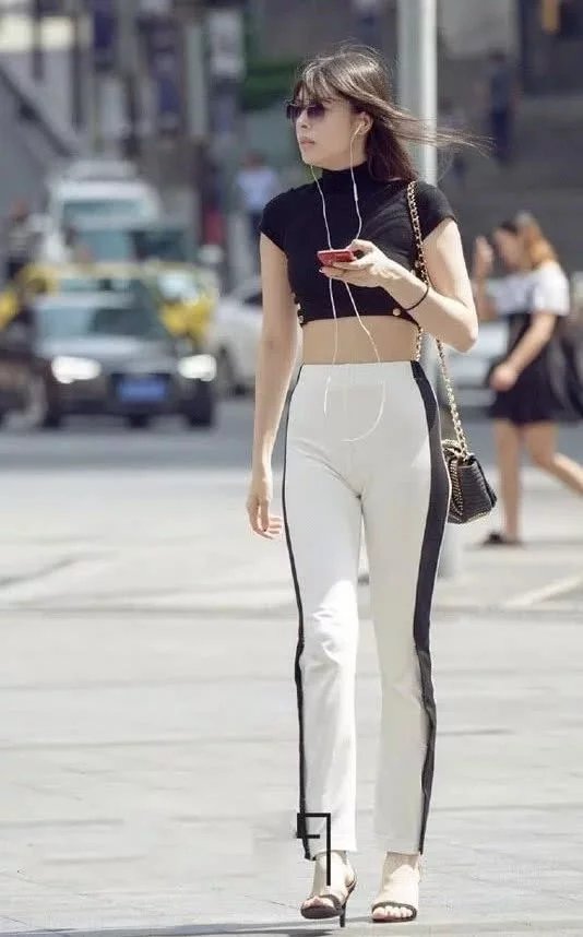 小姐姐在紧身服装下穿出火辣身材，瑜伽裤勾勒迷人曲线简直让人羡