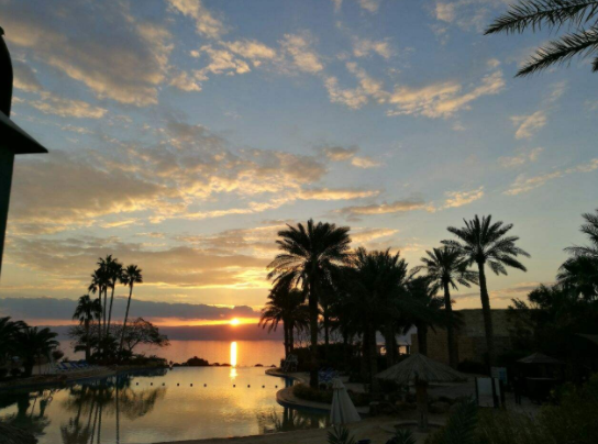 世界上最温柔的海:海里无一动物能存活,却能让人类晒太阳看报纸