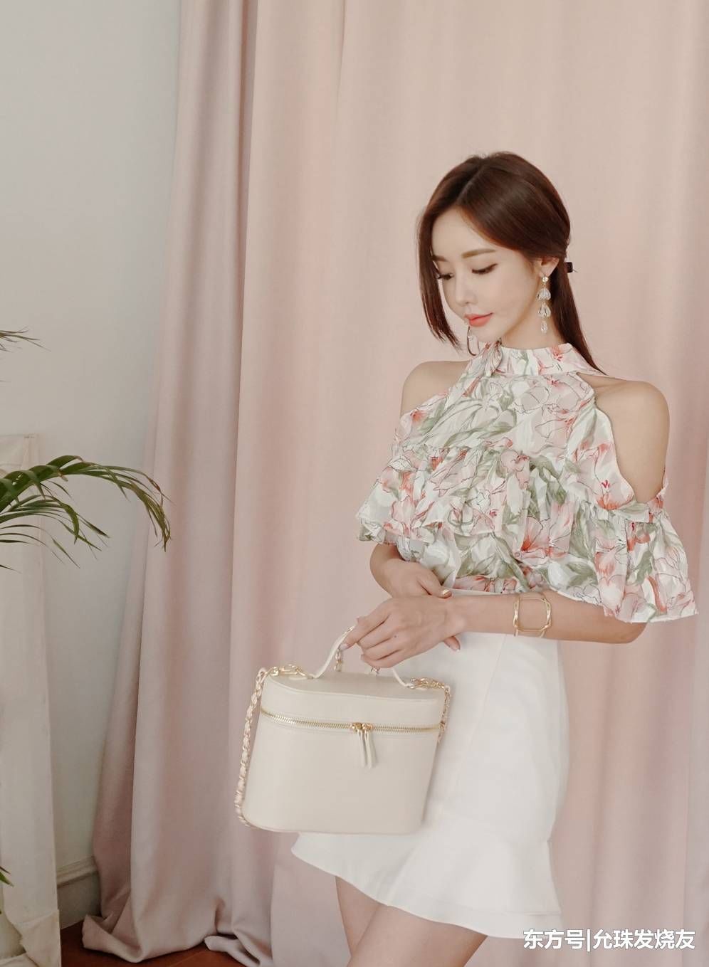 孙允珠迷藤水蔓曲颈天鹅露肩衫