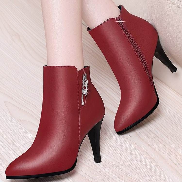 据说小白鞋太土了，现流行这女鞋，洋气又养脚，女人味十足